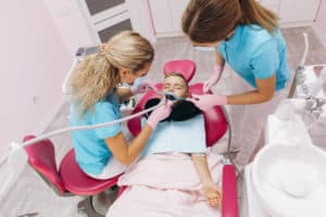 ילד מקבל טיפול שיניים בזמן הרדמה