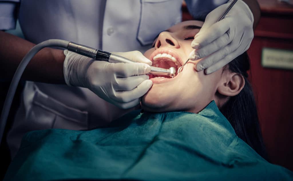 בחורה מקבלת טיפול שיניים אצל רופא שיניים מוסמך