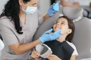 ילדה קטנה עוברת טיפול שיניים