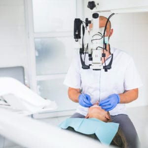 רופא שיניים באמצע טיפול