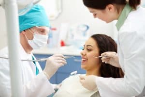בחורה מקבלת טיפול לשיניים בקליניקה