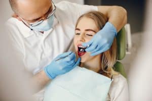 רופא שיניים בודק שיניים למטופלת